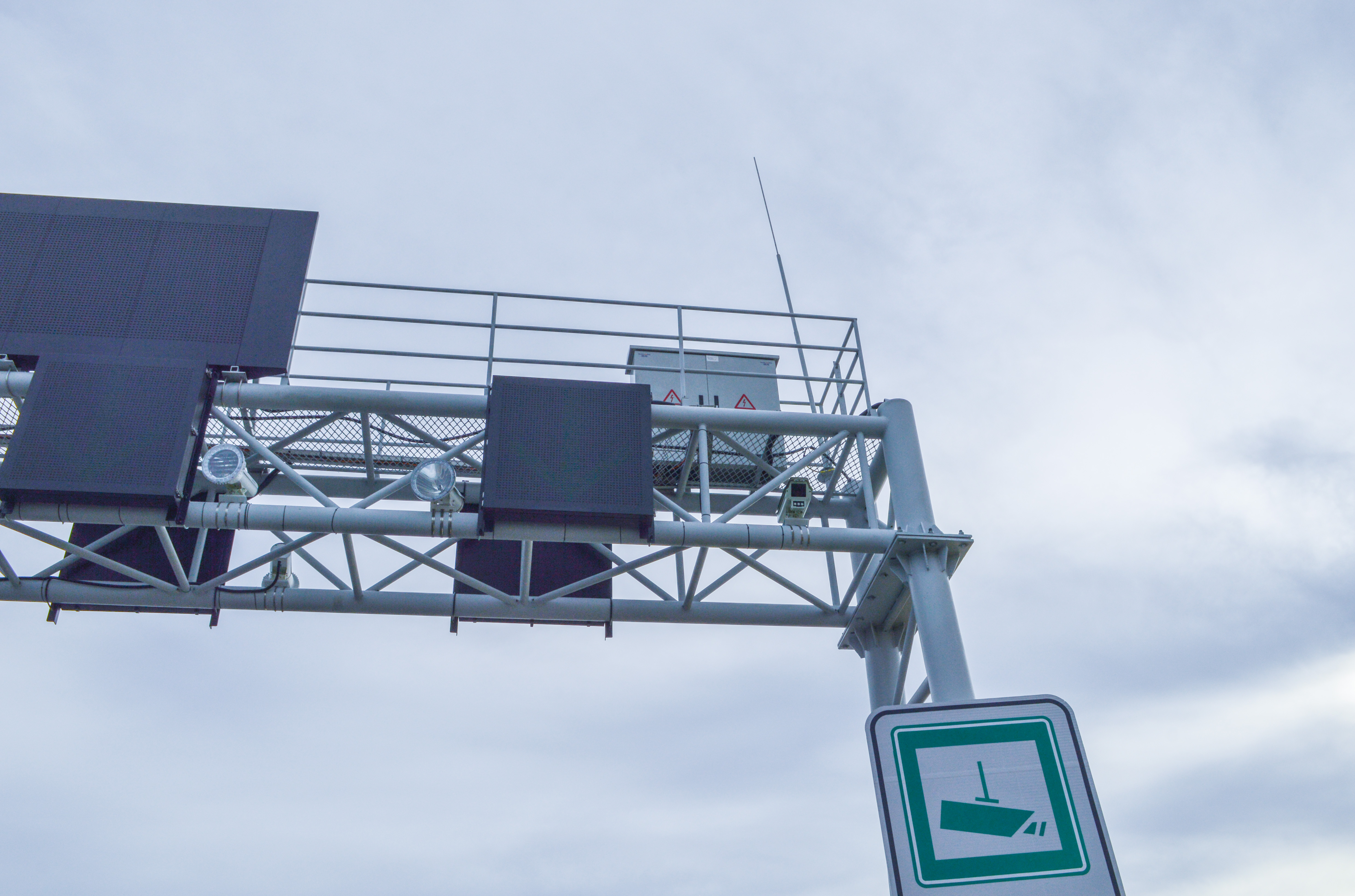 深中大桥上智能箱实拍