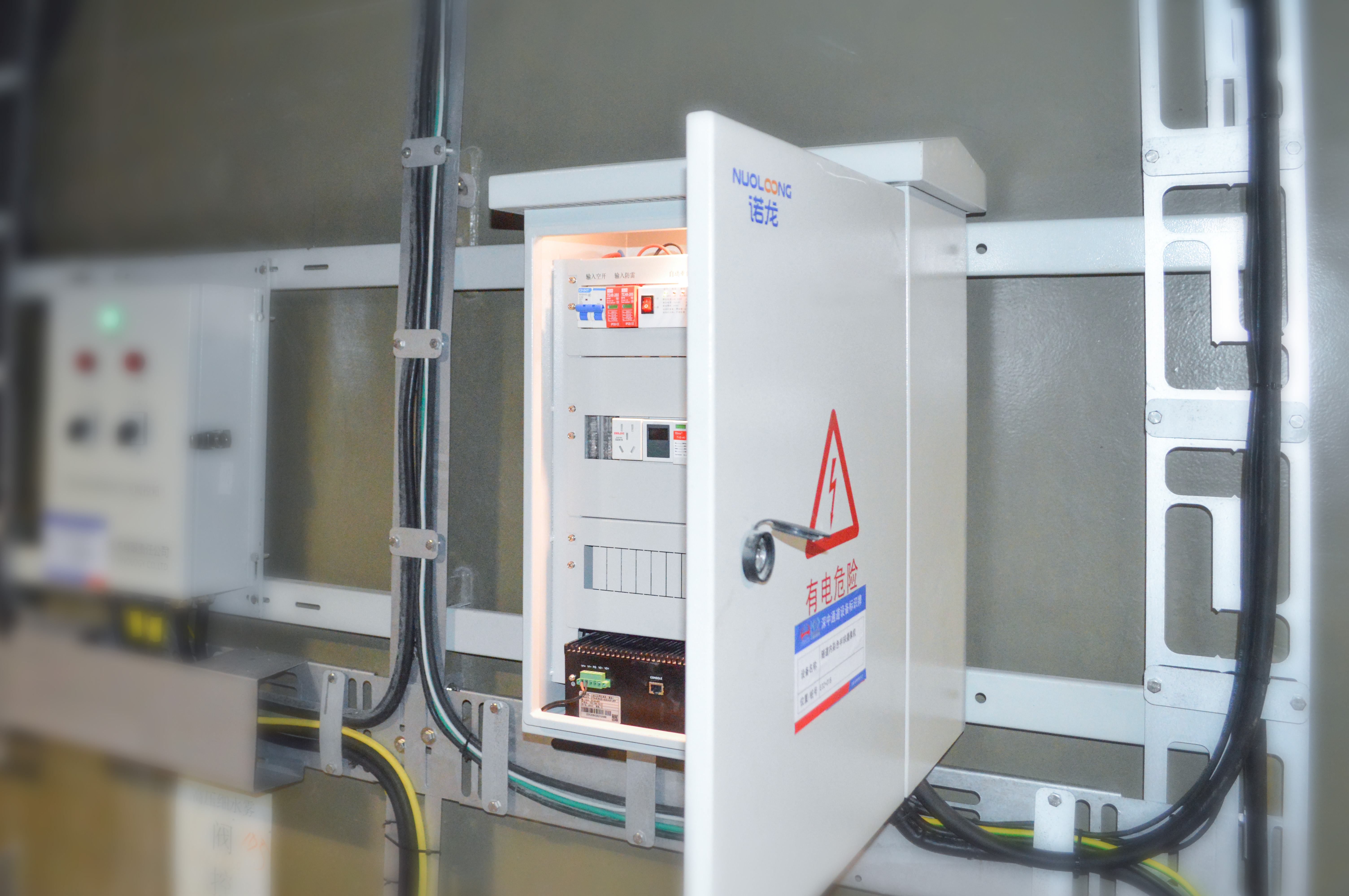 沉管隧道内智能箱实拍