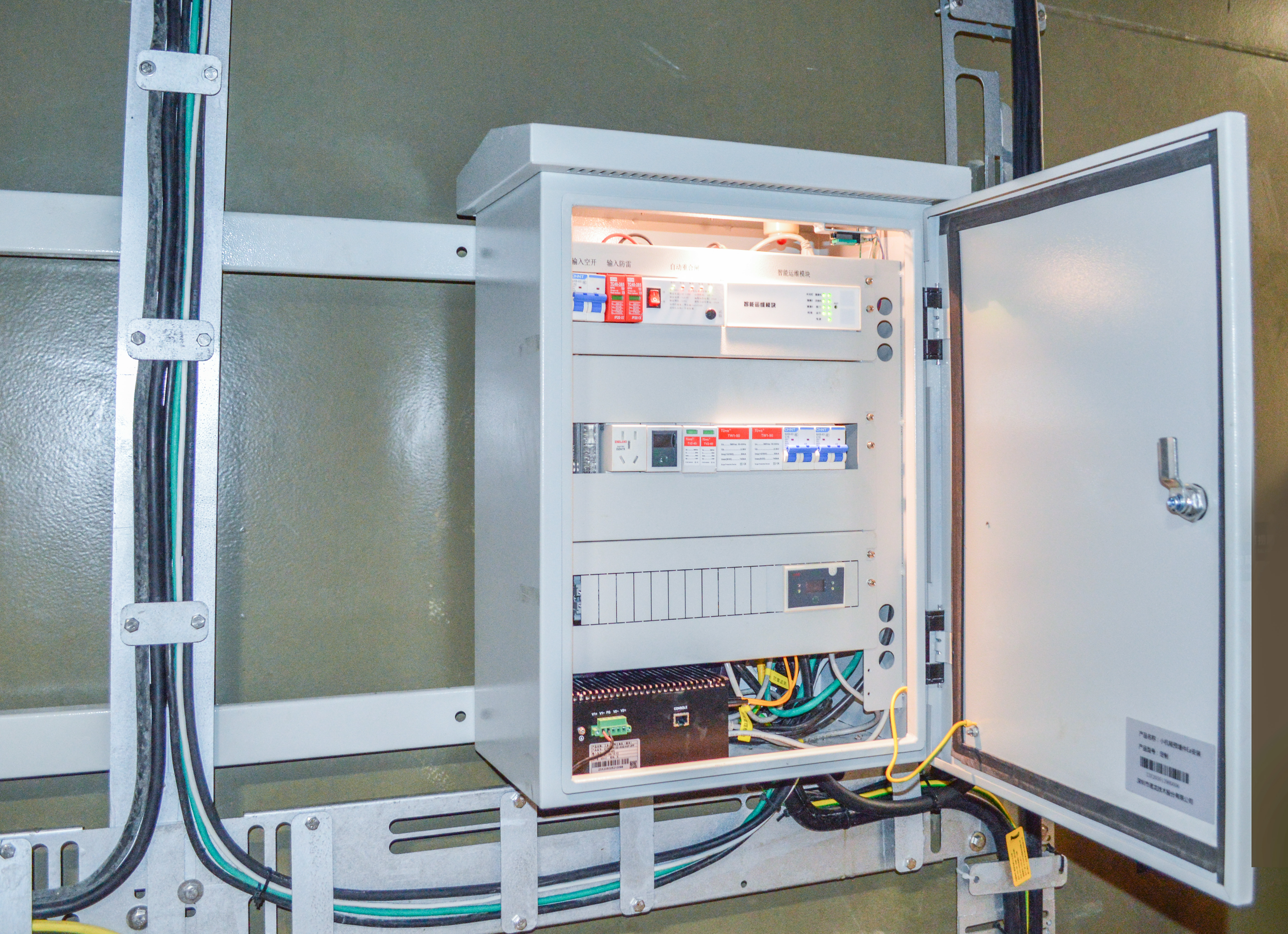 沉管隧道内智能箱实拍